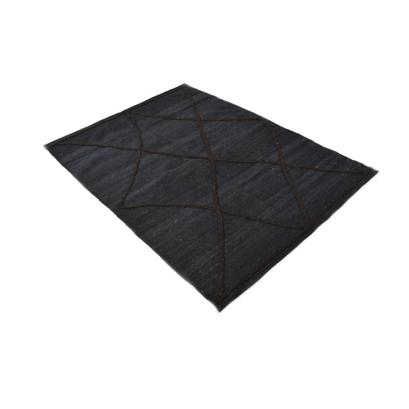 Tapis noir 4 pi 2 po x 5 pi 11 po
