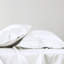 Drap-housse simple en satin de luxe blanc 4 pièces - surface froissée, soyeuse et douce, convient aux matelas de 16 po, comprend 1 drap plat, taies d'oreiller ajustées, frisottis apprivoisé pour la douceur des cheveux