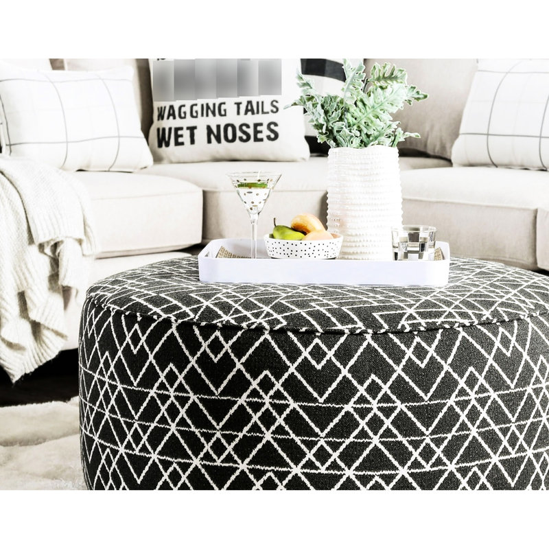 Rond avec style contemporain, revêtement noir et garniture de passepoil, l 39 po x l 39 po x H 18 po, motif géométrique, tissu en bois massif, 1 pièce incluse, assemblage requis avec revêtement de style profondeur de 39 po