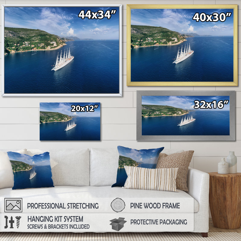 Bateau de croisière avec voiles en Croatie sur toile, Cadre naturel flottant, H 34 po x l 44 po