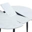 Ensemble de table et de chaises. Table de salle à manger extensible moderne en panneau de fibres à densité moyenne. La table possède un design télescopique, convenant à des rassemblements de différentes tailles.-105490991-105490992