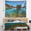 Rangée d’arbres de pin et de tapisserie de mountain lake avec accessoires suspendus inclus-28490210
