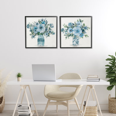 Ensemble de 2 giclées encadrées de vases à motif floral pastel bleu, design par Carol Robinson