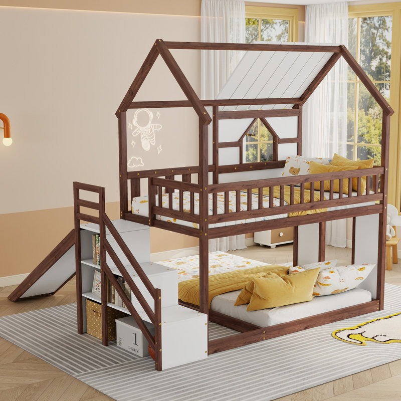 Cadre de lit superposé en bois en forme de maison, avec glissade et escalier de rangement, pour un lit simple en haut et un lit double en bas.