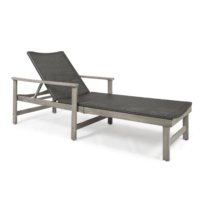 Détendez-vous avec style grâce à cette chaise longue en bois