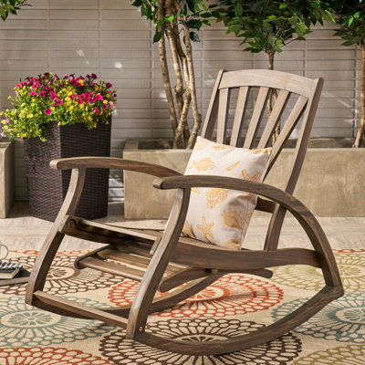 Fauteuil à bascule gris avec cadre en bois et repose-pieds rétractable. Chaise d'extérieur fabriquée avec un repose-pieds extensible.