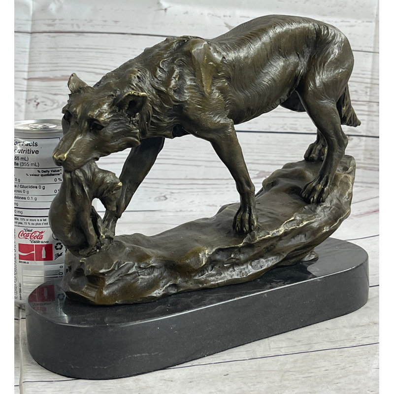 Figurine abobaker portant un louveteau