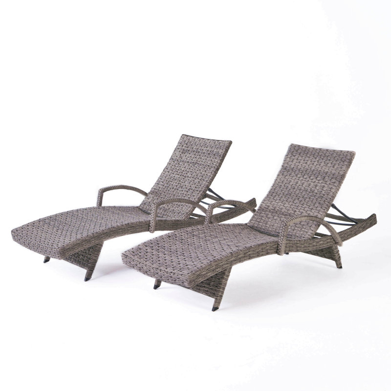 Chaise longue en osier avec accoudoirs pour l'extérieur du patio