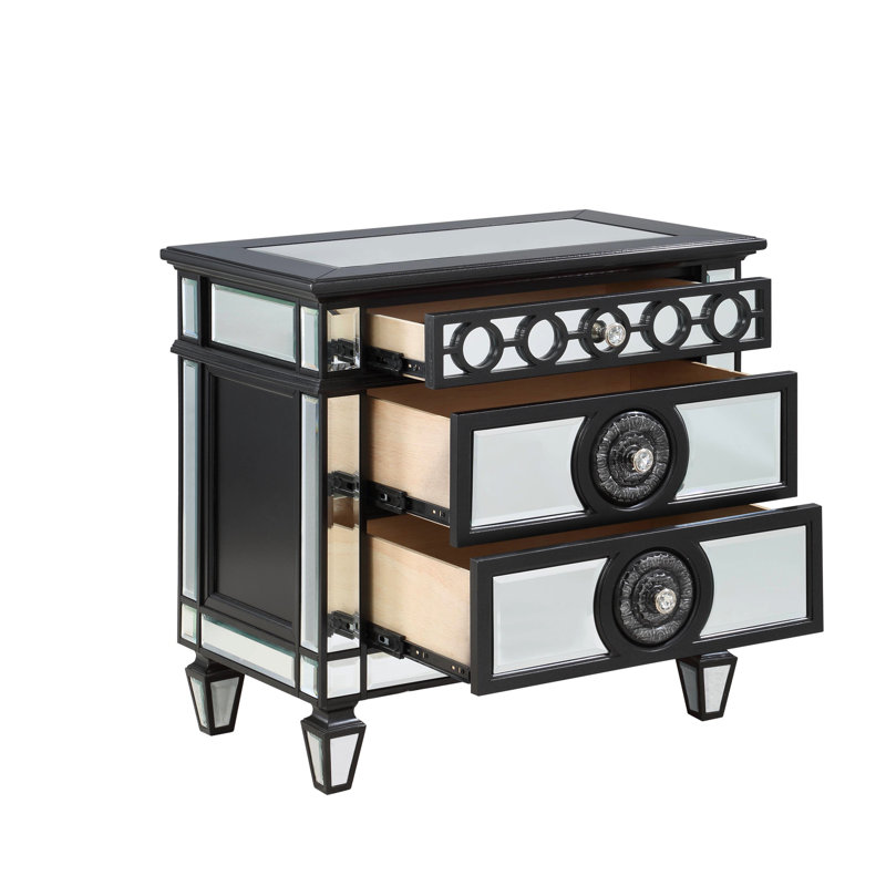 2 tables de chevet miroitantes en noir et argent, démontrant une garniture géométrique et une table de chevet proéminentes