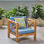 Fauteuil en bois, style moderne du milieu du siècle, siège, dossier et coussins en tissu imperméable. Housse de siège imperméable.