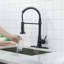 Robinet de cuisine rétractable à poignée simple avec plaque de recouvrement
