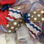 Couronne patriotique avec rubans bleu et rouge