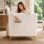 Canapé 3 places de luxe en similicuir blanc crème avec capitonnage à boutons et pieds en métal doré, parfait pour les espaces de vie modernes