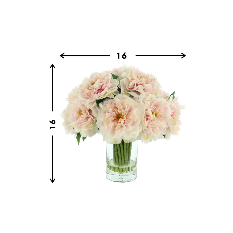 Pivoines disposées dans un vase en verre