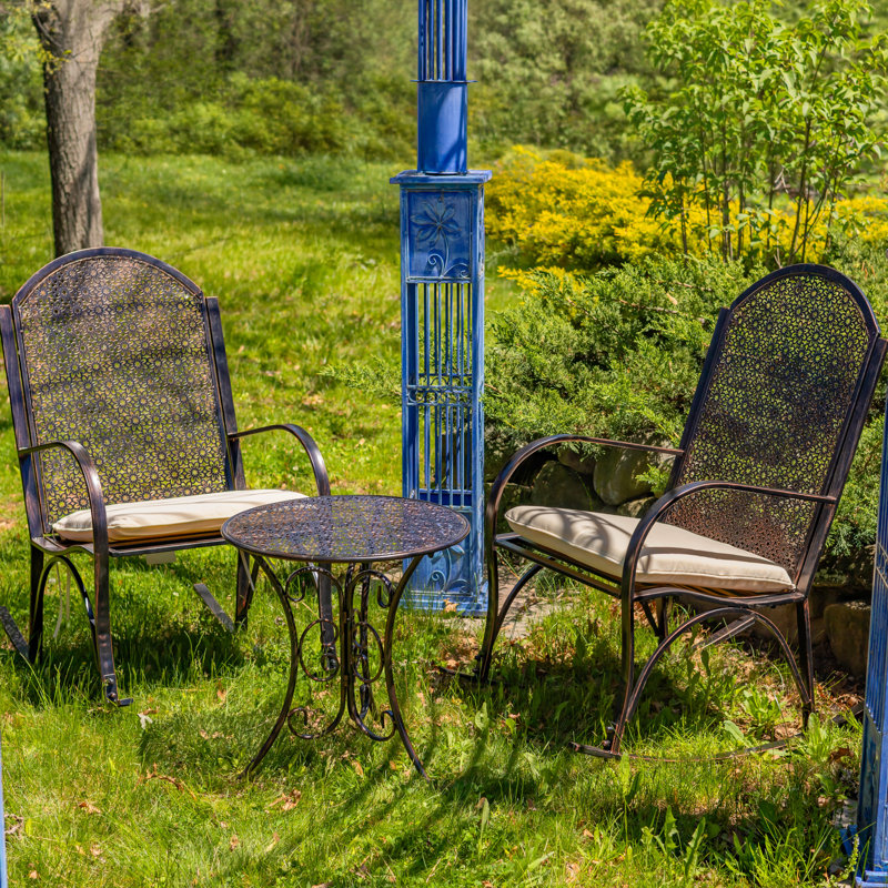Ensemble trois pièces avec fauteuil à bascule et table de jardin en fer Tsugo