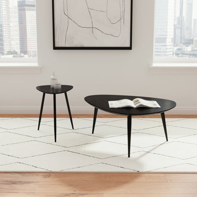 Table de bout triangulaire noire en bois massif, d'apparence aérée, pour ou dans les salons contemporains, en bois moderne avec finition, aspect léger, placement idéal