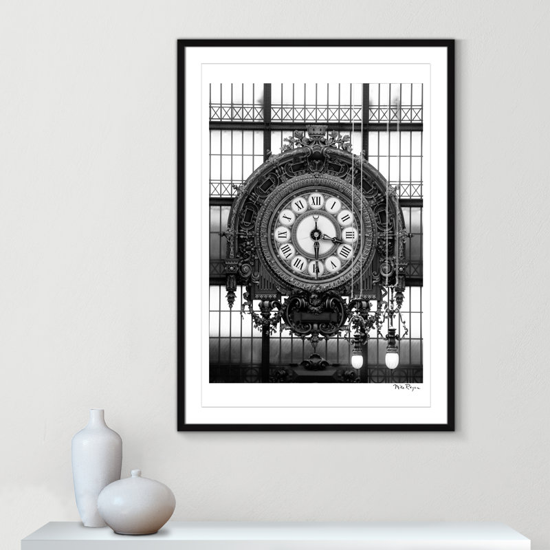 Horloge dorée du musée - impression de Paris par Mike Ragan, Papier avec cadre simple noir, Blanc / Blanc