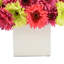 Arrangement de marguerites dans un pot blanc-919307824