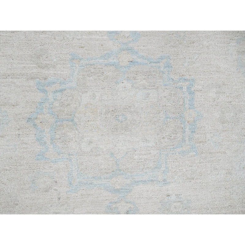 Tapis oriental 7 pi 9 po x 9 pi 10 po blanc pur, délavé avec motif de feuilles aux couleurs discrètes, pure laine, noué à la main, tissé dense, tapis oriental