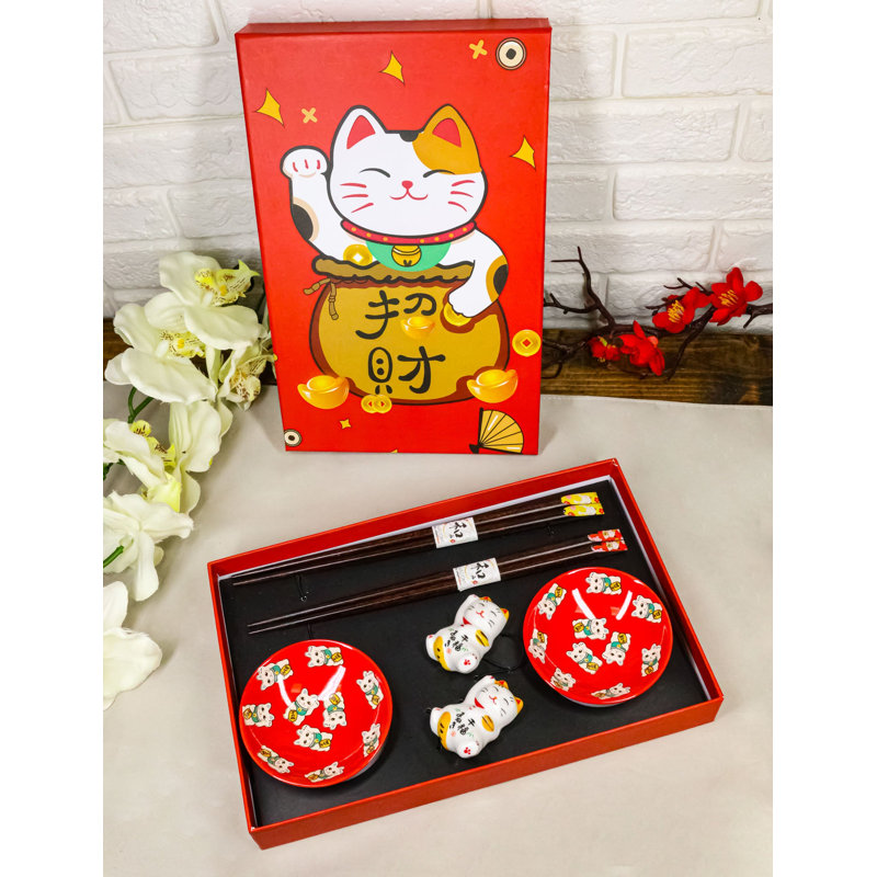 Service à sushis Maneki Neko Lucky Cats pour 2 personnes, comprenant des assiettes à sauce rouge, des baguettes et des repose-baguettes.