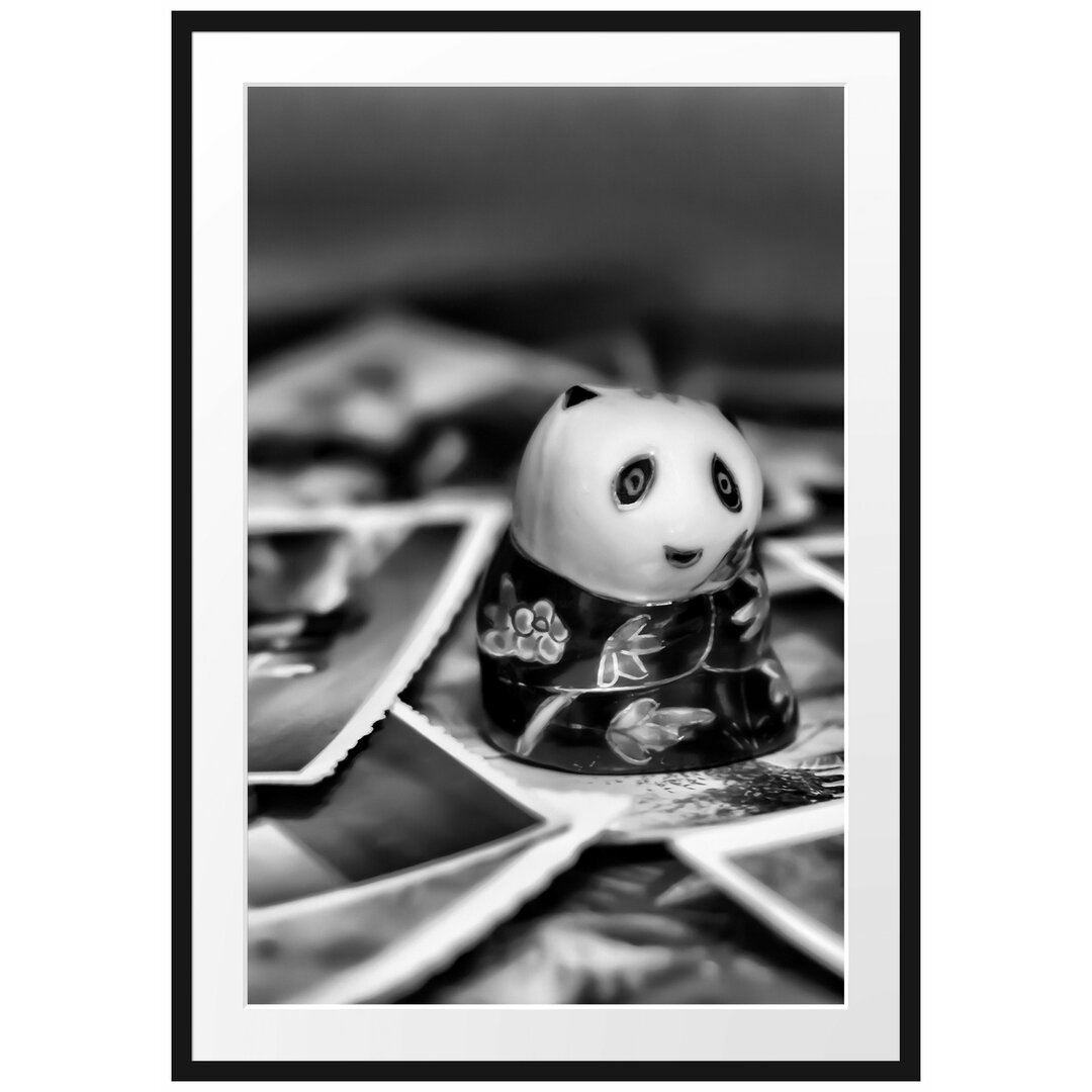 Gerahmtes Poster Panda Figur zwischen Fotografien