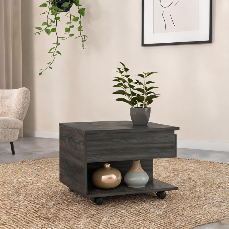 Table basse carrée à plateau relevable avec rangement dissimulé et roulettes verrouillables, finition brune