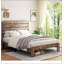 Structure de lit plateforme en bois avec grand espace de rangement sous le lit, rehaussant l'esthétique et la fonctionnalité dans votre chambre à coucher-674375090