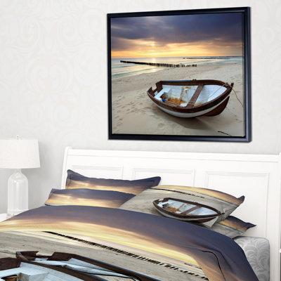 «Boat on Beautiful Sunrise Seashore», reproduction de photo sur toile tendue encadrée