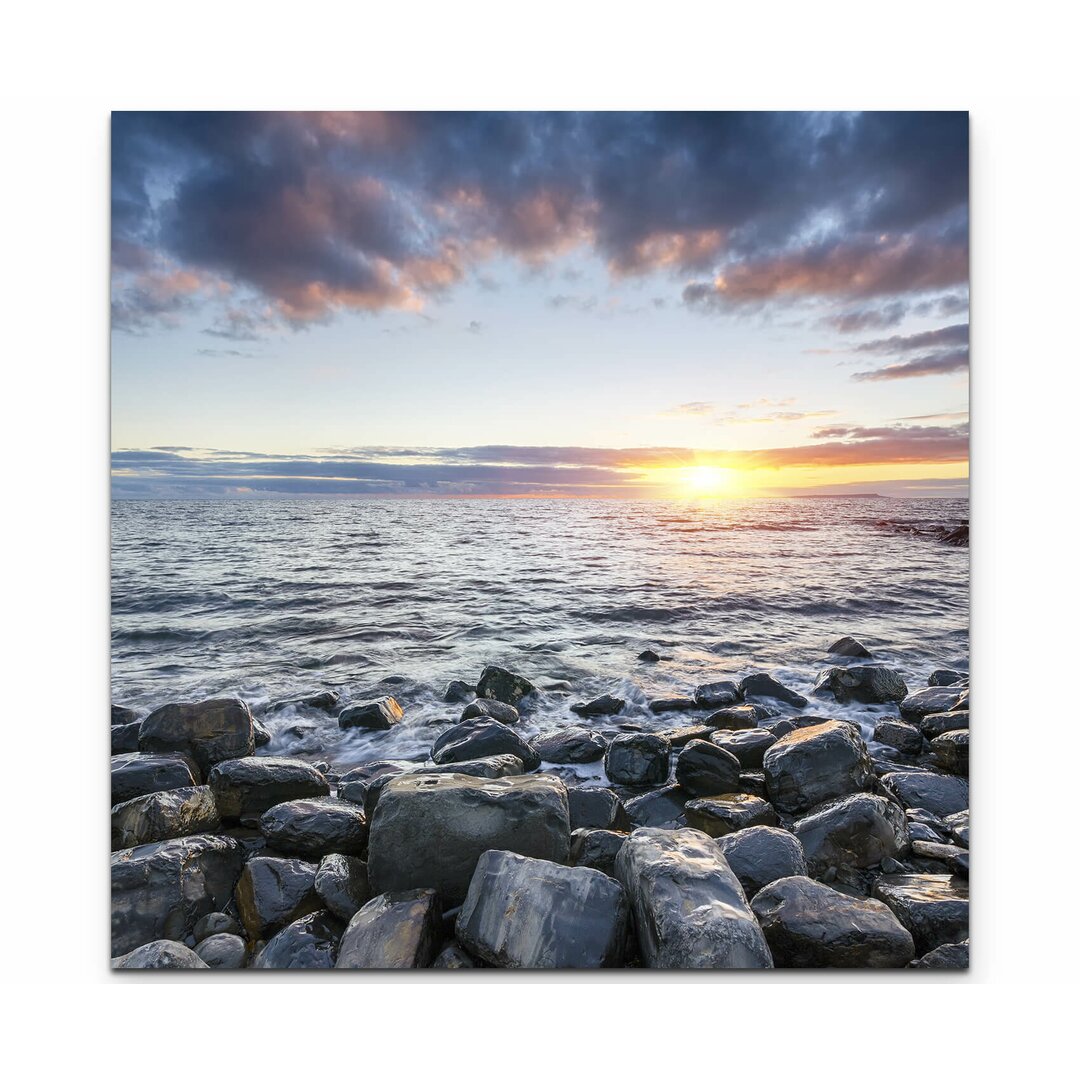 Leinwandbild Steinstrand bei Sonnenuntergang