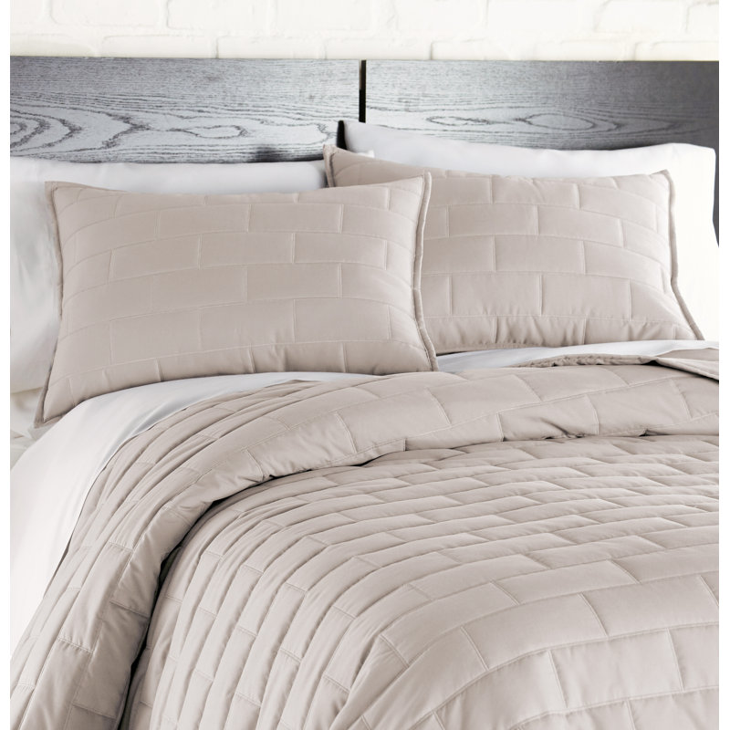 Vilano Bright White Full Microfiber Quilt Set