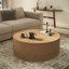 Table basse ronde contemporaine moderne de 89 cm de large, entièrement assemblée, avec piètement cannelé en bois massif, 2 tiroirs de rangement dissimulés et plateau en placage de bois.-245715675-31455752