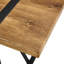 Ensemble de table et de chaises. Table de salle à manger moderne et minimaliste en bois aggloméré texturé avec structure en métal. Jumelé avec des chaises avec des coussins en suède doux et des pieds en métal noir.-796075832-796075835-796075838