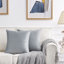 (Couvertures avec insertions) Ensemble de deux coussins décoratifs de 18 po ou 20 po-23327428-23327431-23327427