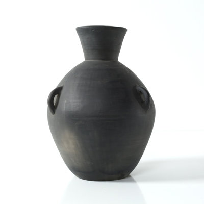 Environ 10 po de vase en terre avec trois crochets décoratifs