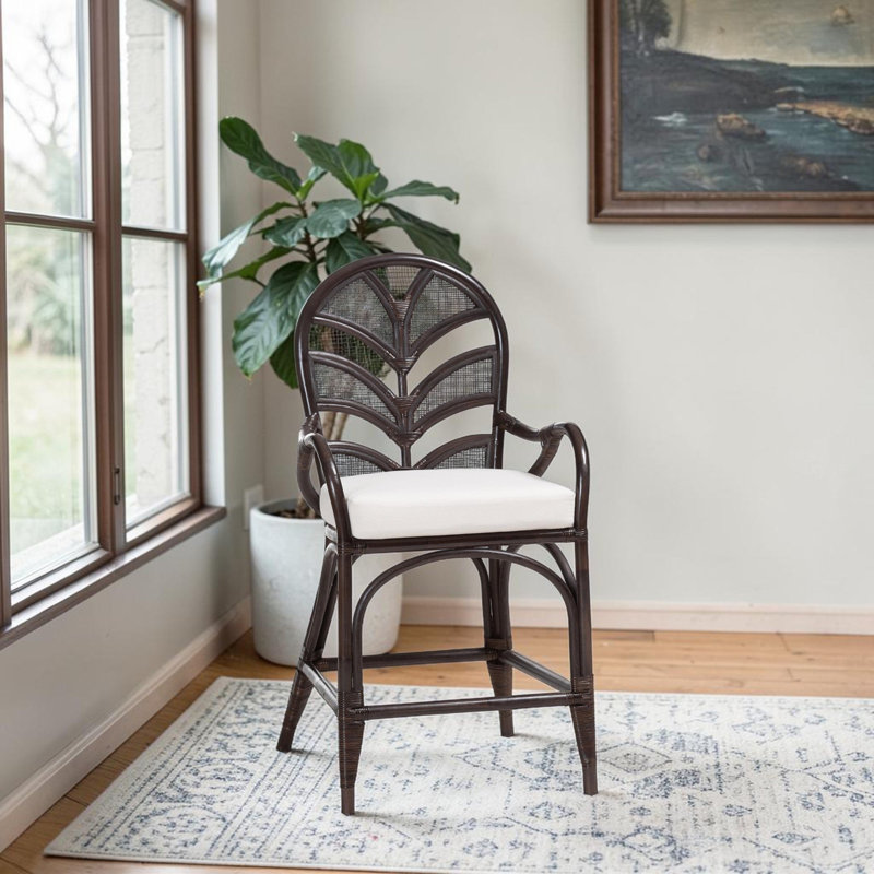 Tabouret de comptoir Benicio en rotin naturel tissé à la main avec dossier en feuille de bananier et coussin en osier