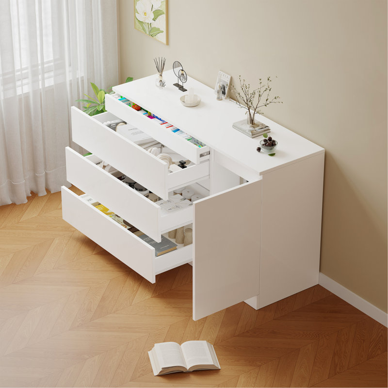 Armoire en bois avec tiroirs cachés