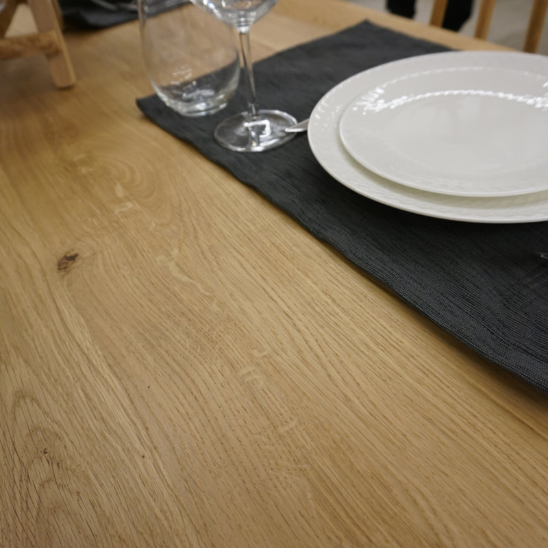 Table de salle à manger en chêne blanc à bord suisse