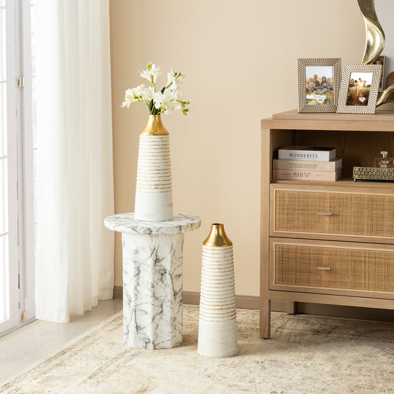 Vase de plancher moderne en métal blanc et rayures dorées