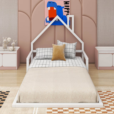 Lit simple en bois avec tête de lit en forme de maison