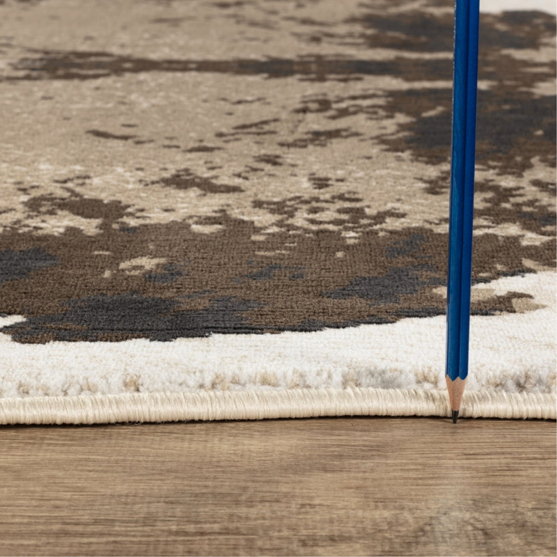 Tapis brun et cuir de vache, 5 pi X 7 Irrégulier fait à la machine, pour chalet de montagne, motif éclectique de teinture fait à la machine et sécuritaire pour animaux de compagnie