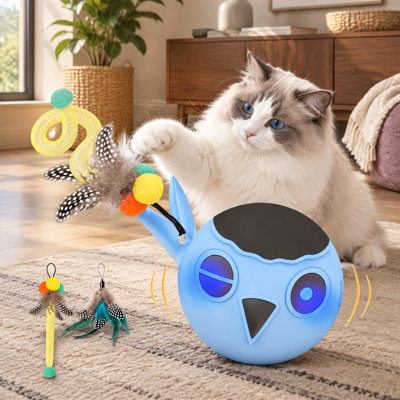 En bleu, cette balle mobile intelligente améliorée pour les chats d'intérieur combine un capteur de mouvement et un fonctionnement activé par le mouvement avec 3 modes de vitesse, 4 sons, une lumière de gazouillis et 2 queues de plumes.
