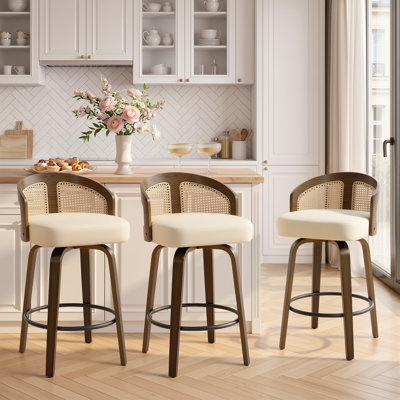 Ensemble de 3 tabourets de bar 26,8 po de style Mid-Century moderne à hauteur de comptoir pivotant à 360 ° avec dossier en rotin de polyéthylène, structure en bois cintré et chaises en îlot avec siège en similicuir