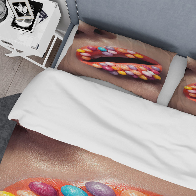 Gros plan sur le maquillage créatif sur les lèvres avec des sucettes - Ensemble de housse de couette moderne - Polyester en microfibre