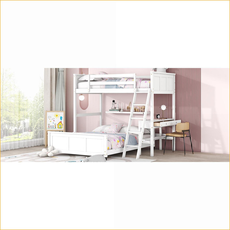 Lit superposé simple au dessus d'un lit double en pin avec bureau, permettant d'économiser de l'espace pour les petites chambres