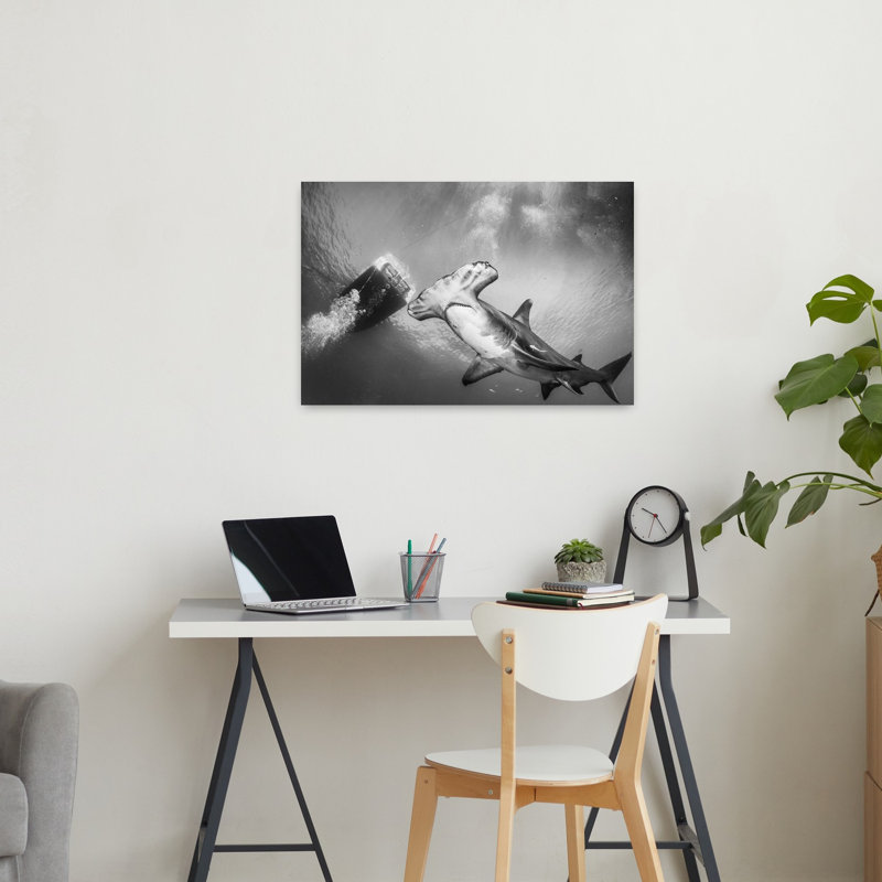 Impression d'art mural Majestic Hammerhead Swim, 24" H x 36" W