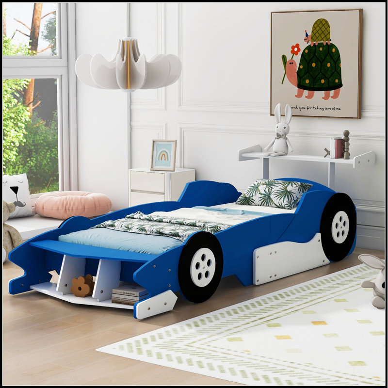 Lit plateforme en forme de voiture de course avec roulettes, durable et amusant pour les chambres d'enfants et les chambres à thème.