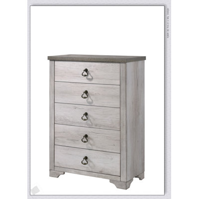 Commode à 5 tiroirs de style maison de campagne avec finition en bois flotté, plateau vieilli et poignées à anneaux traditionnels pour une élégance rustique