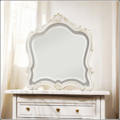 Miroir Chantelle blanc perle avec bord biseauté et bordure ornementale pour une décoration intérieure élégante