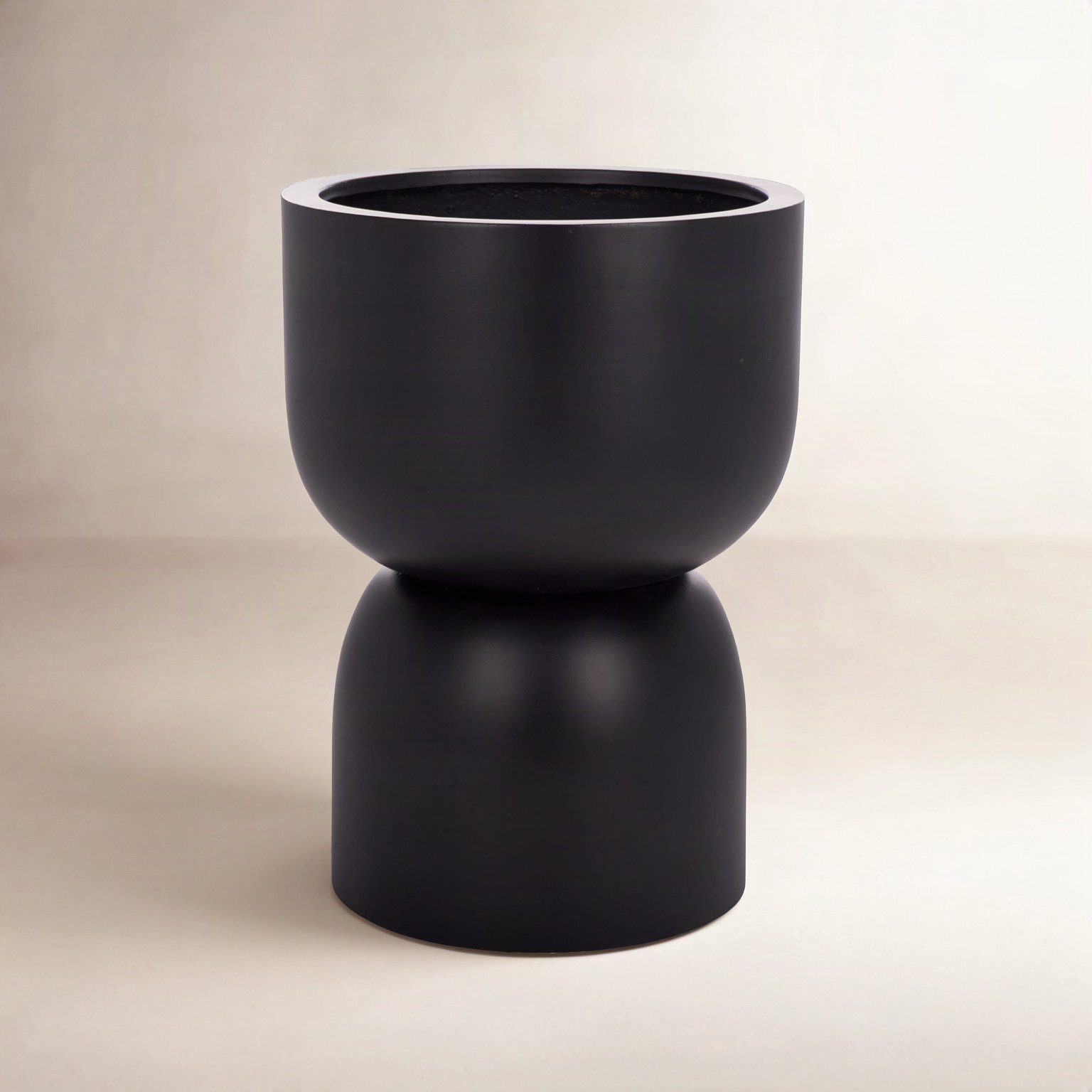Ricco Pedestal Planter, Black