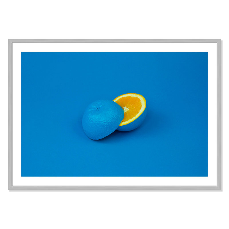 Pop orange en bleu par Davisuko, H 29,5 po x l 41,5 po x P 1,25 po, Papier avec cadre argenté, Blanc